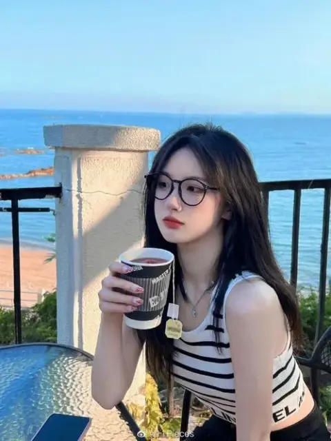 Xem ngay 105 Ảnh Gái Xinh Đeo Kính cute phong cách đời thường nhẹ nhàng trong veo